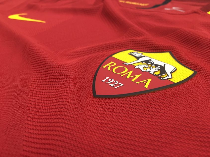 Hands-on: A closer look at the new home shirt - AS Roma