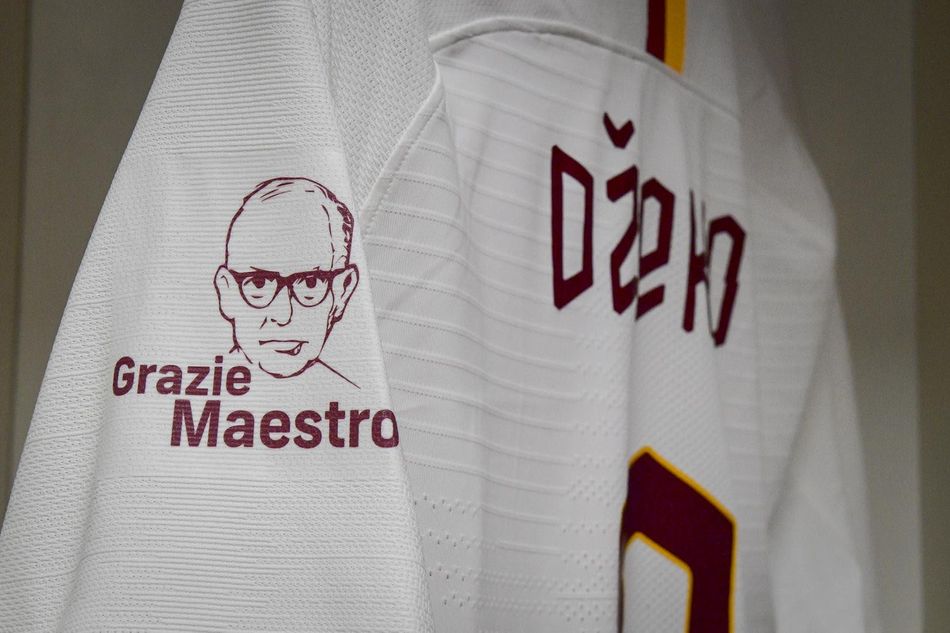 Team wears special patch for Morricone - AS Roma