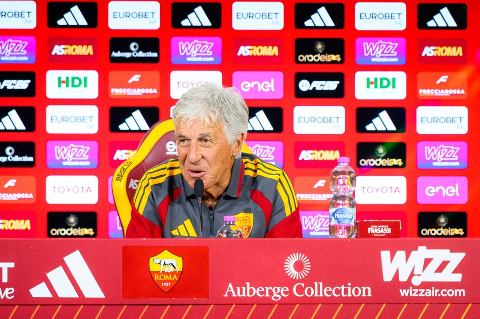Gian Piero Gasperini speaking to journalists at the Trigoria training center.