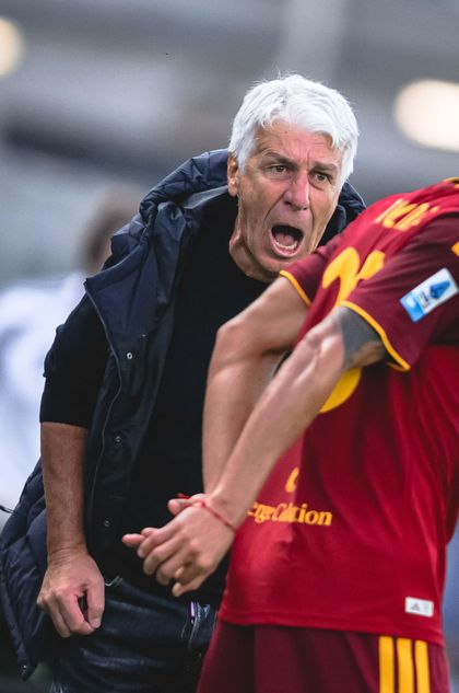 Photo: AS Roma Como-Roma and Refereeing Consistency: The Controversy Over Malen's Red Card