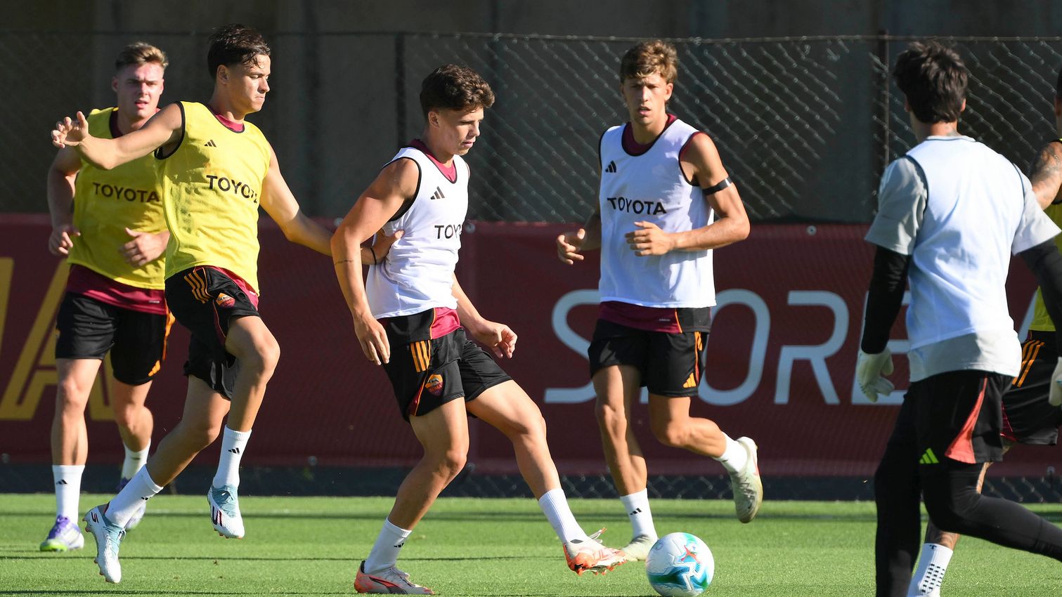 As Roma Gallery Image - Gallery: le immagini più belle del primo allenamento in giallorosso di Neil El Aynaoui ed Evan Ferguson 