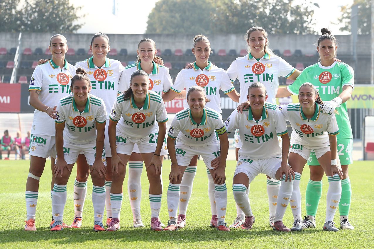 FIORENZUOLA D'ARDA, ITALY - OCTOBER 12: FIORENZUOLA D'ARDA, ITALY - OCTOBER 12: AS Roma team line up during Serie A Women match AC Milan and AS Roma at Velodromo Attilio Pavesi on October 12, 2025 in Fiorenzuola d'Arda, Italy. (Photo by AS Roma/AS Roma via Getty Images)