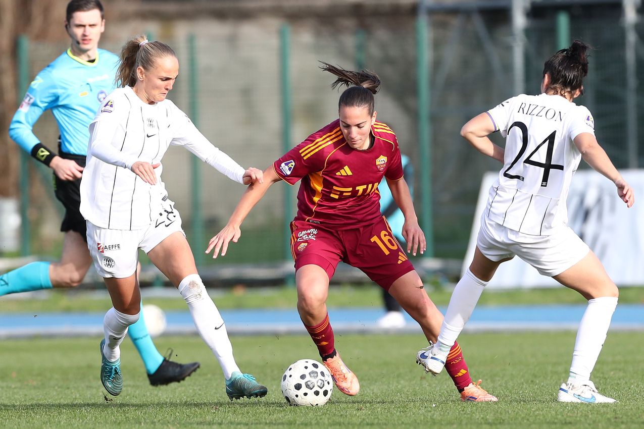 COMO, ITALY - NOVEMBER 23: Alice Corelli of AS Roma in action during the Women Serie A match between FC Como and AS Roma at Stadio Ferruccio on November 23, 2025 in Como, Italy. (Photo by AS Roma/AS Roma via Getty Images)