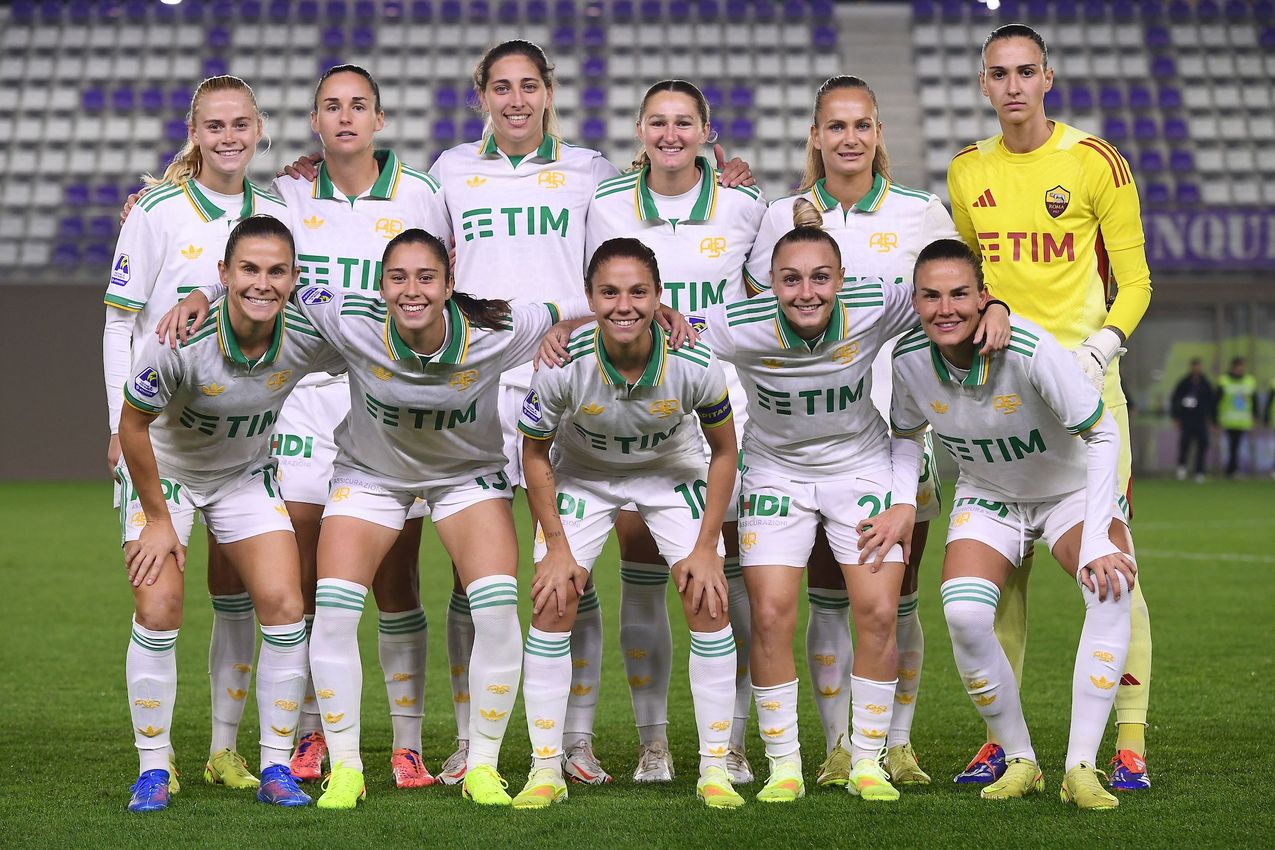 FLORENCE, ITALY - NOVEMBER 07:Team of AS Roma  line up during the Serie A Women match between ACF Fiorentina and AS Roma at Viola Park on November 07, 2025 in Florence, Italy. (Photo by AS Roma/AS Roma via Getty Images)