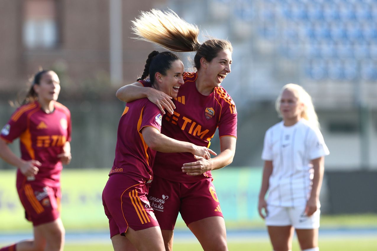 COMO, ITALY - NOVEMBER 23: Evelyne Viens of AS Roma celebrates after scoring the opening goal during the Women Serie A match between FC Como and AS Roma at Stadio Ferruccio on November 23, 2025 in Como, Italy. (Photo by AS Roma/AS Roma via Getty Images)