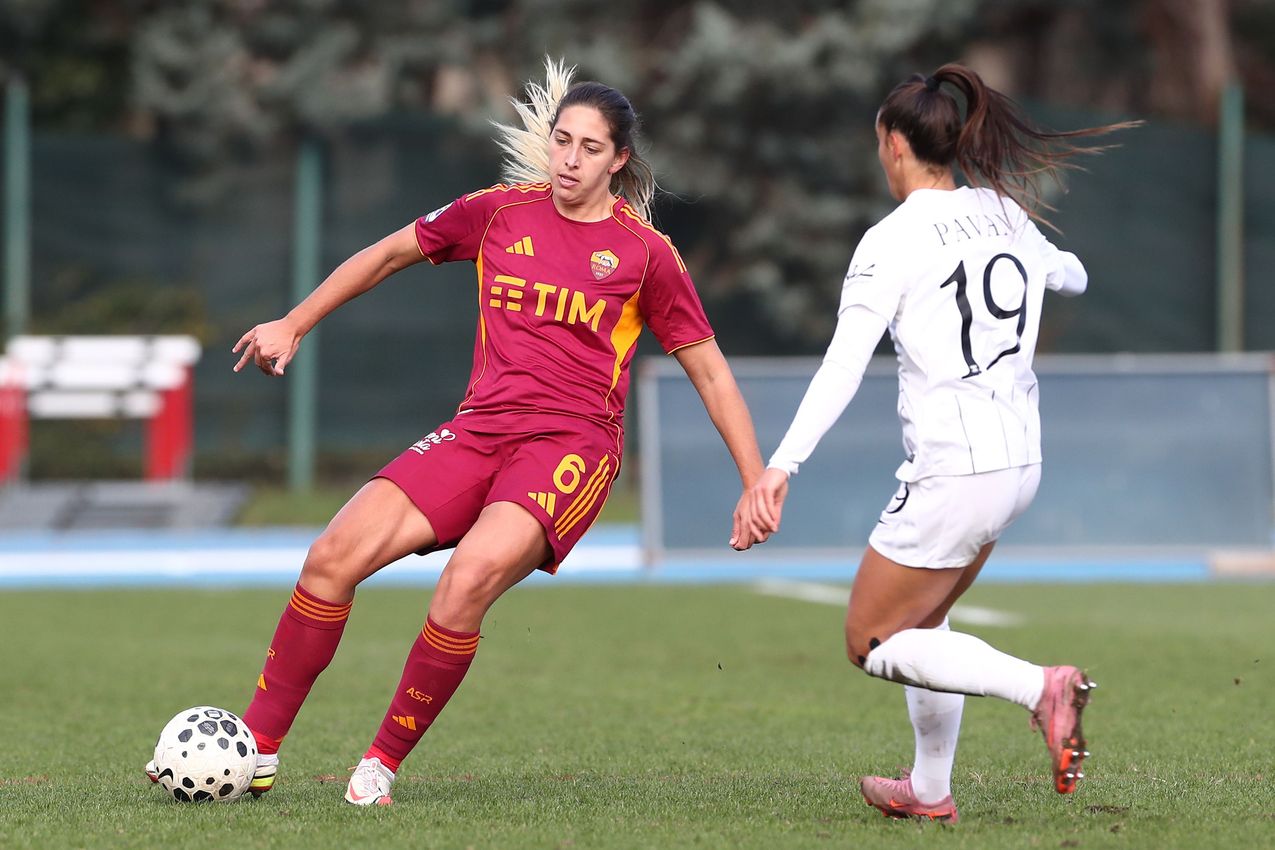 COMO, ITALY - NOVEMBER 23: Oihane Valdezate of AS Roma in action during the Women Serie A match between FC Como and AS Roma at Stadio Ferruccio on November 23, 2025 in Como, Italy. (Photo by AS Roma/AS Roma via Getty Images)