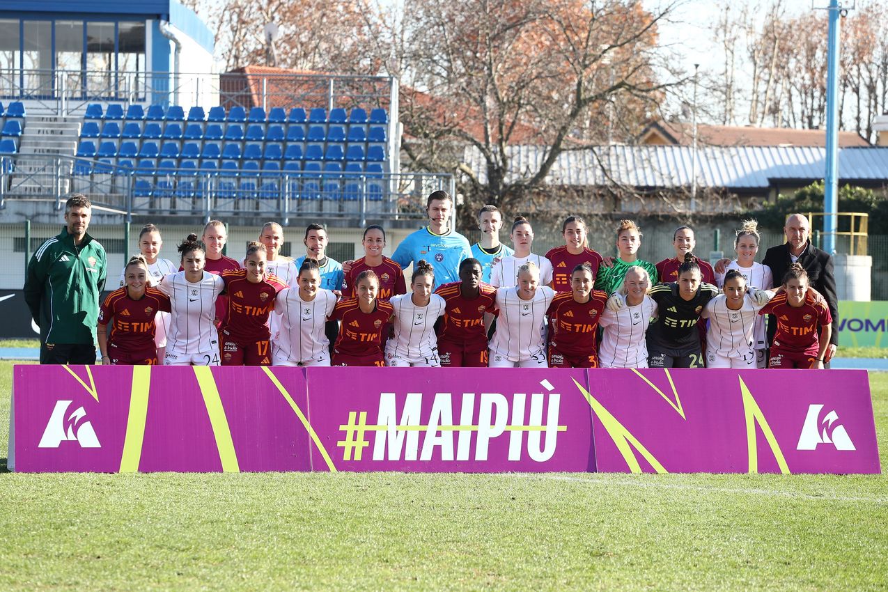 COMO, ITALY - NOVEMBER 23: Como Women and AS Roma teams line up before â the Women Serie A match between FC Como and AS Roma at Stadio Ferruccio on November 23, 2025 in Como, Italy. (Photo by AS Roma/AS Roma via Getty Images)
