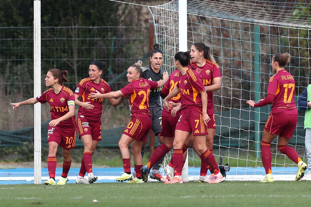 COMO, ITALY - NOVEMBER 23: Rachele Bald of AS Roma celebrates with h team-matesÂ after saving a penalty during the Women Serie A match between FC Como and AS Roma at Stadio Ferruccio on November 23, 2025 in Como, Italy. (Photo by AS Roma/AS Roma via Getty Images)
