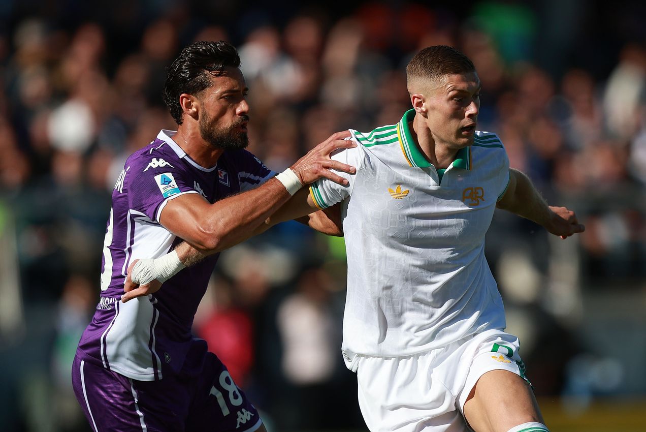 FLORENCE, ITALY - OCTOBER 5: Artem Dovbyk of AS Roma battles for the ball with Pablo Mari Villar of ACF Fiorentina during the Serie A match between ACF Fiorentina and AS Roma at Artemio Franchi on October 5, 2025 in Florence, Italy. (Photo by Gabriele Maltinti/Getty Images)