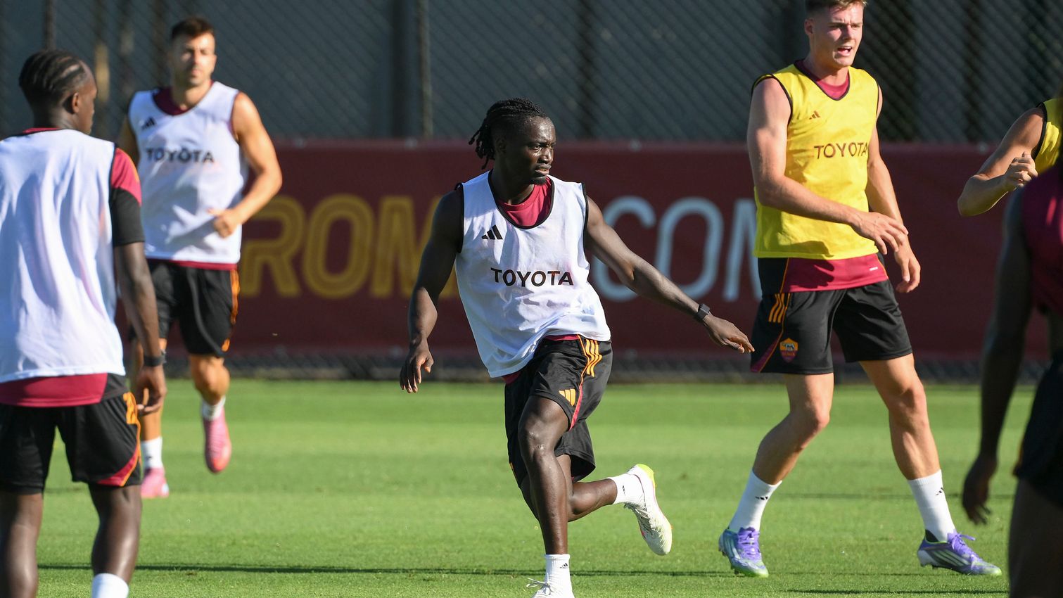 As Roma Gallery Image - Gallery: le immagini più belle del primo allenamento in giallorosso di Neil El Aynaoui ed Evan Ferguson 