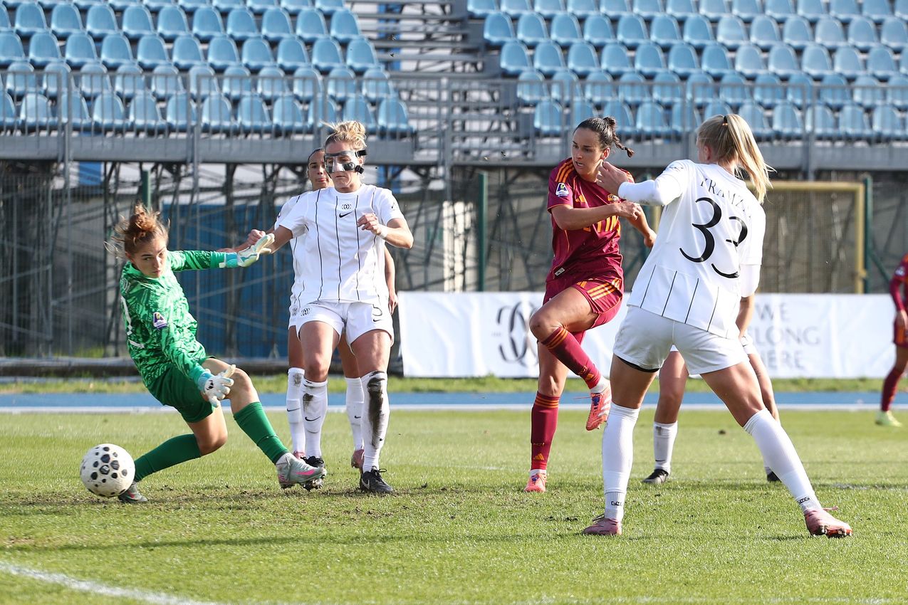 COMO, ITALY - NOVEMBER 23: Evelyne Viens of AS Roma scores the opening goal during the Women Serie A match between FC Como and AS Roma at Stadio Ferruccio on November 23, 2025 in Como, Italy. (Photo by AS Roma/AS Roma via Getty Images)