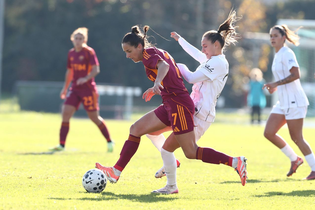 COMO, ITALY - NOVEMBER 23: Evelyne Viens of AS Roma in action during the Women Serie A match between FC Como and AS Roma at Stadio Ferruccio on November 23, 2025 in Como, Italy. (Photo by AS Roma/AS Roma via Getty Images)