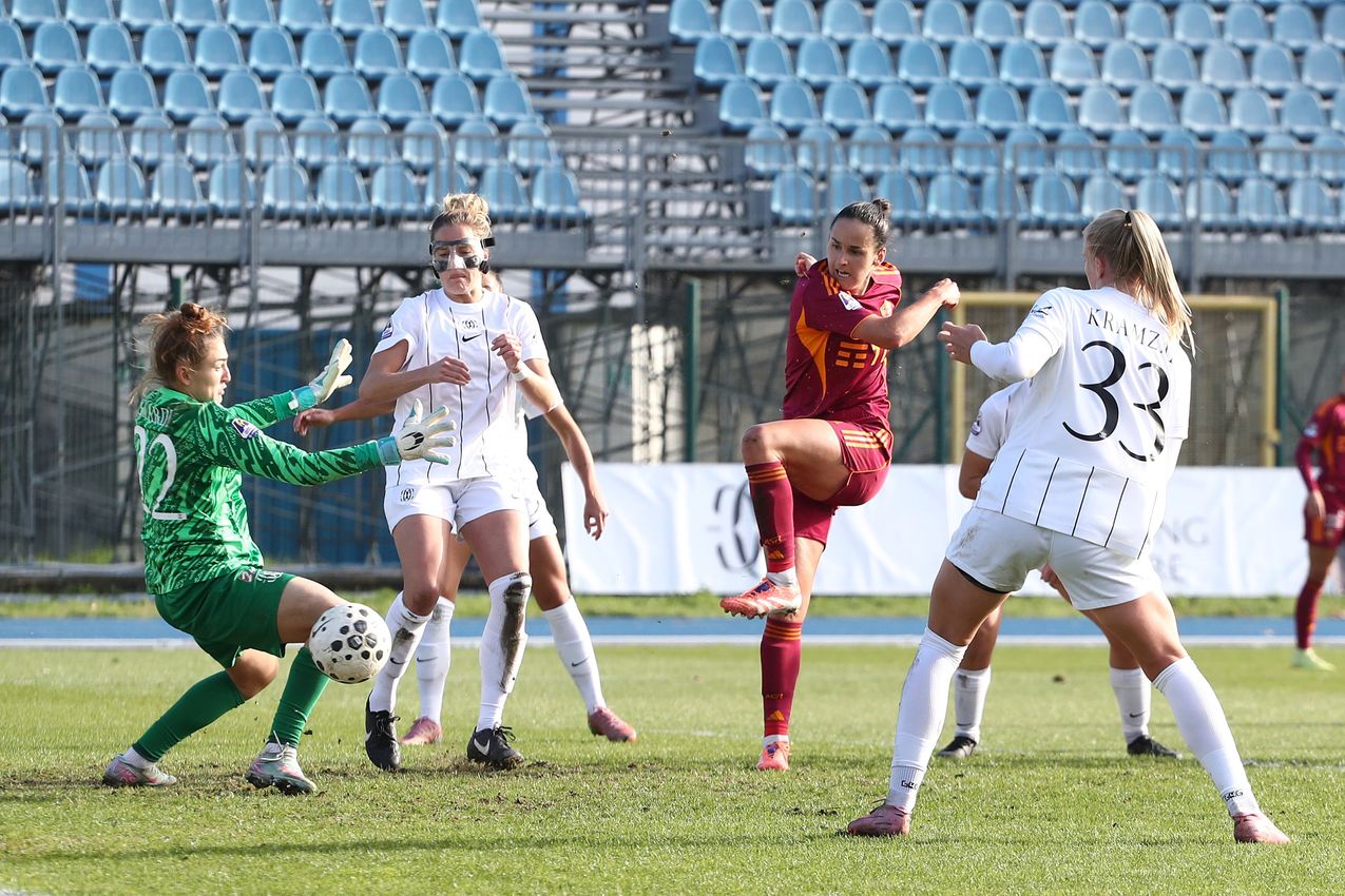 COMO, ITALY - NOVEMBER 23: Evelyne Viens of AS Roma scores the opening goal during the Women Serie A match between FC Como and AS Roma at Stadio Ferruccio on November 23, 2025 in Como, Italy. (Photo by AS Roma/AS Roma via Getty Images)