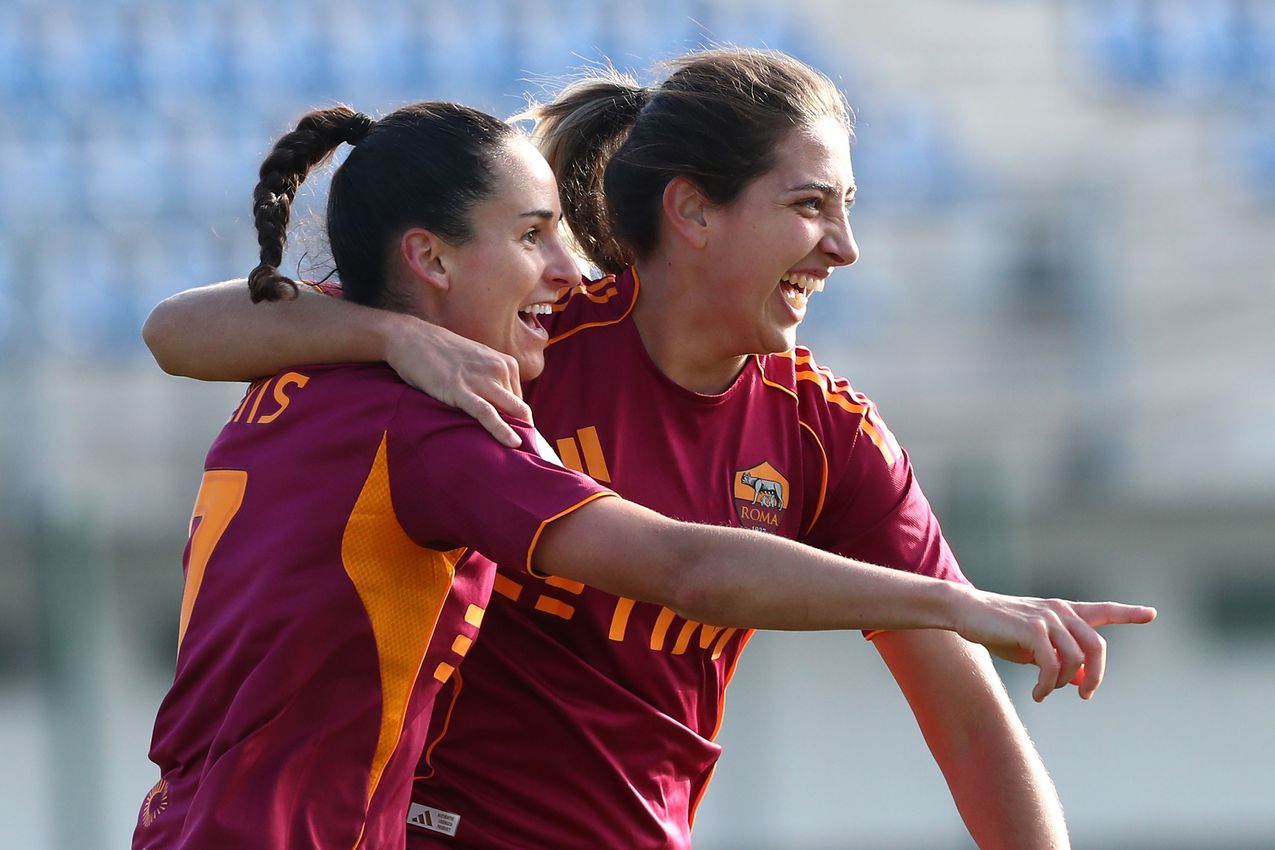 COMO, ITALY - NOVEMBER 23: Evelyne Viens of AS Roma celebrates after scoring the opening goal during the Women Serie A match between FC Como and AS Roma at Stadio Ferruccio on November 23, 2025 in Como, Italy. (Photo by AS Roma/AS Roma via Getty Images)