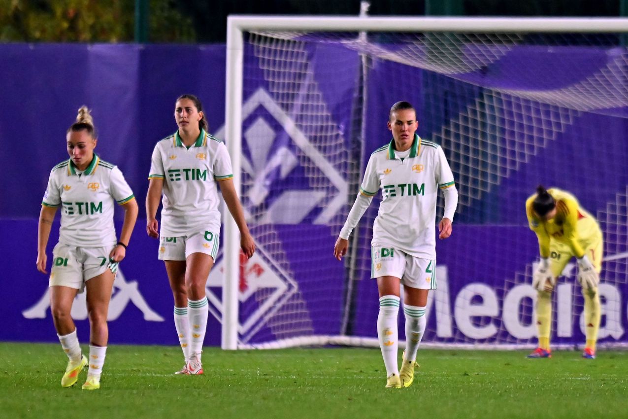 FLORENCE, ITALY - NOVEMBER 07:Players of AS Roma show their dejection during the Serie A Women match between ACF Fiorentina and AS Roma at Viola Park on November 07, 2025 in Florence, Italy. (Photo by AS Roma/AS Roma via Getty Images)