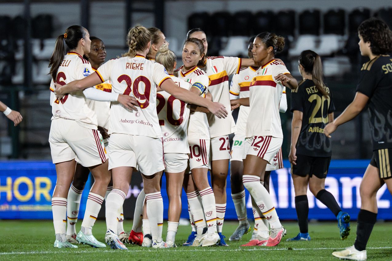BIELLA, ITALY - OCTOBER 24: Manuela Giugliano Of AS Roma celebrates after scoring the fourth goal Women during the Serie A Women match between Juventus FC and AS Roma at tadio La Marmora-Pozzo on October 24, 2026 in Biella, Italy. (Photo by Diego Puletto - AS Roma/AS Roma via Getty Images)
