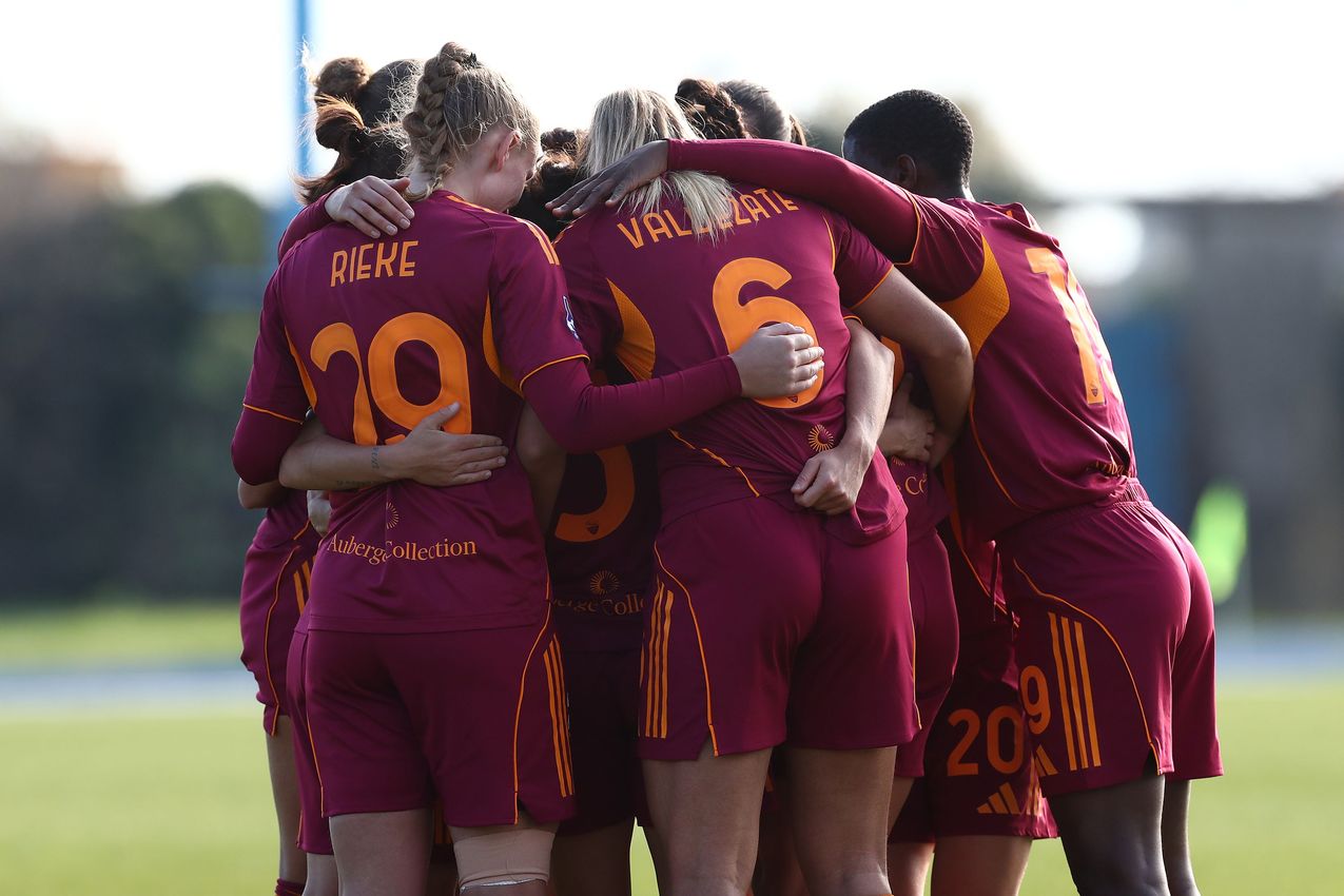COMO, ITALY - NOVEMBER 23: Evelyne Viens of AS Roma celebrates  with her team-mates after scoring the opening goal during the Women Serie A match between FC Como and AS Roma at Stadio Ferruccio on November 23, 2025 in Como, Italy. (Photo by AS Roma/AS Roma via Getty Images)
