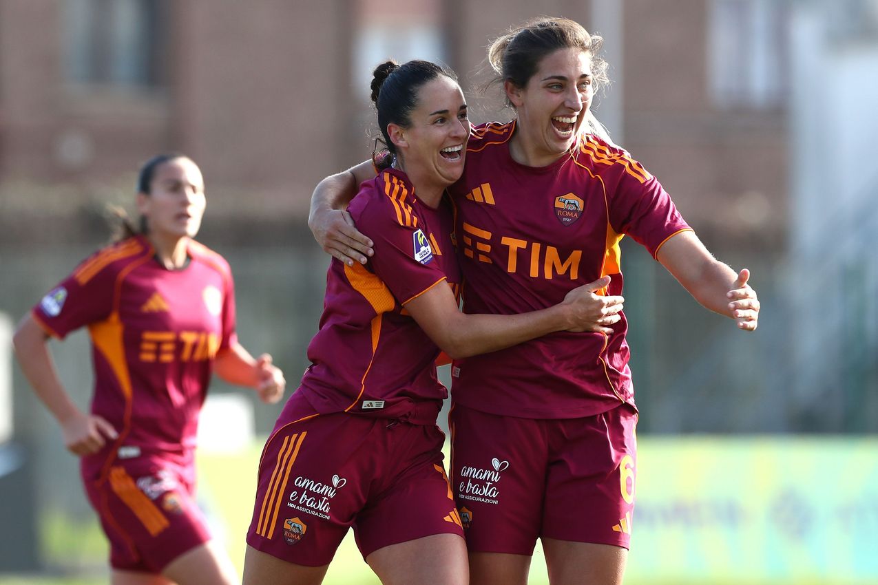 COMO, ITALY - NOVEMBER 23: Evelyne Viens of AS Roma celebrates after scoring the opening goal during the Women Serie A match between FC Como and AS Roma at Stadio Ferruccio on November 23, 2025 in Como, Italy. (Photo by AS Roma/AS Roma via Getty Images)