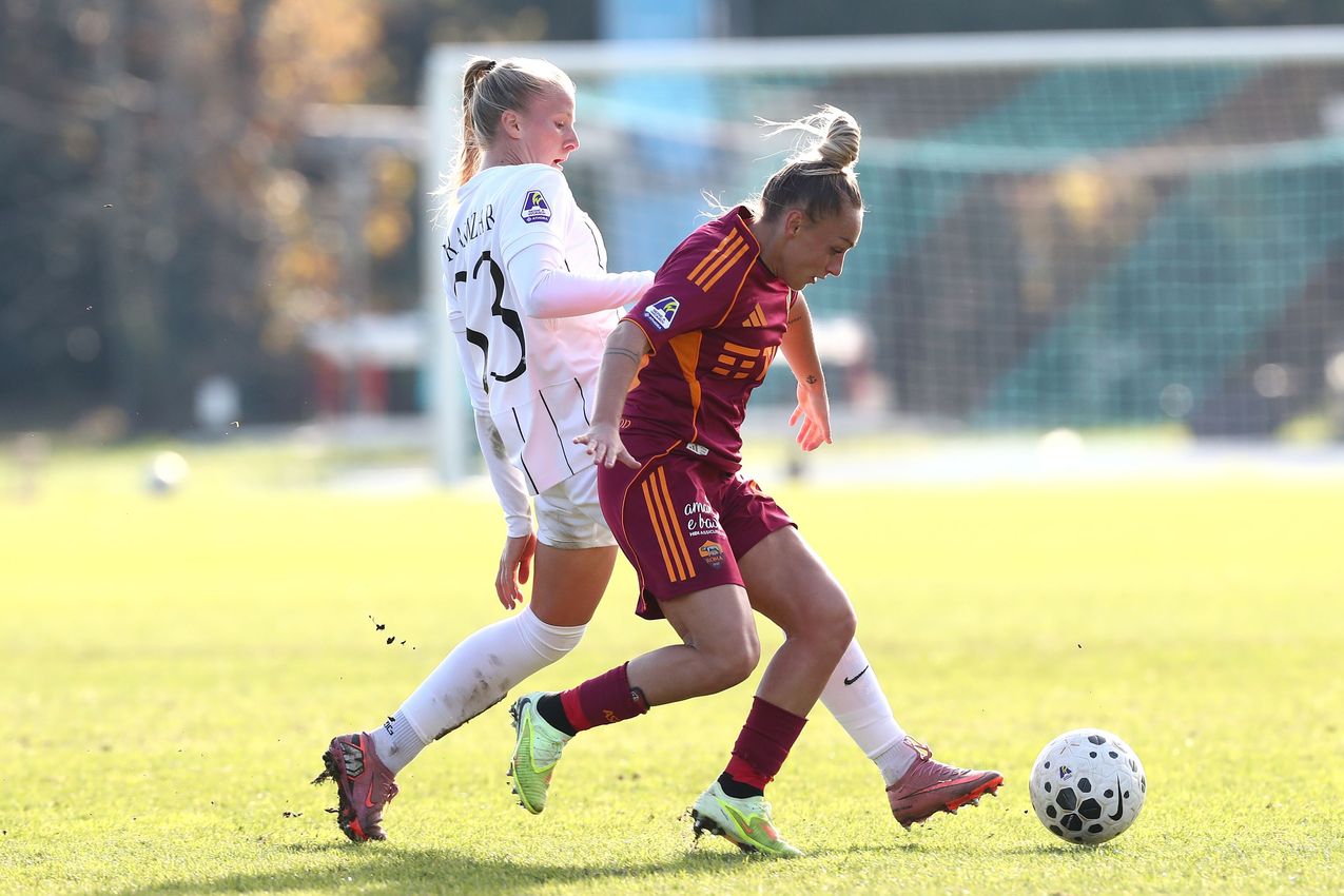 COMO, ITALY - NOVEMBER 23: Giada Greggi of AS Roma in action during the Women Serie A match between FC Como and AS Roma at Stadio Ferruccio on November 23, 2025 in Como, Italy. (Photo by AS Roma/AS Roma via Getty Images)