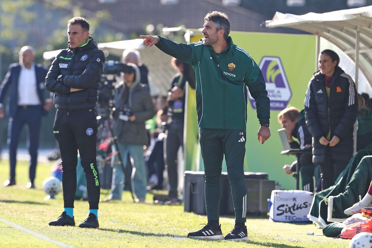 COMO, ITALY - NOVEMBER 23: AS Roma coach Luca Rossettini gestures during the Women Serie A match between FC Como and AS Roma at Stadio Ferruccio on November 23, 2025 in Como, Italy. (Photo by AS Roma/AS Roma via Getty Images)