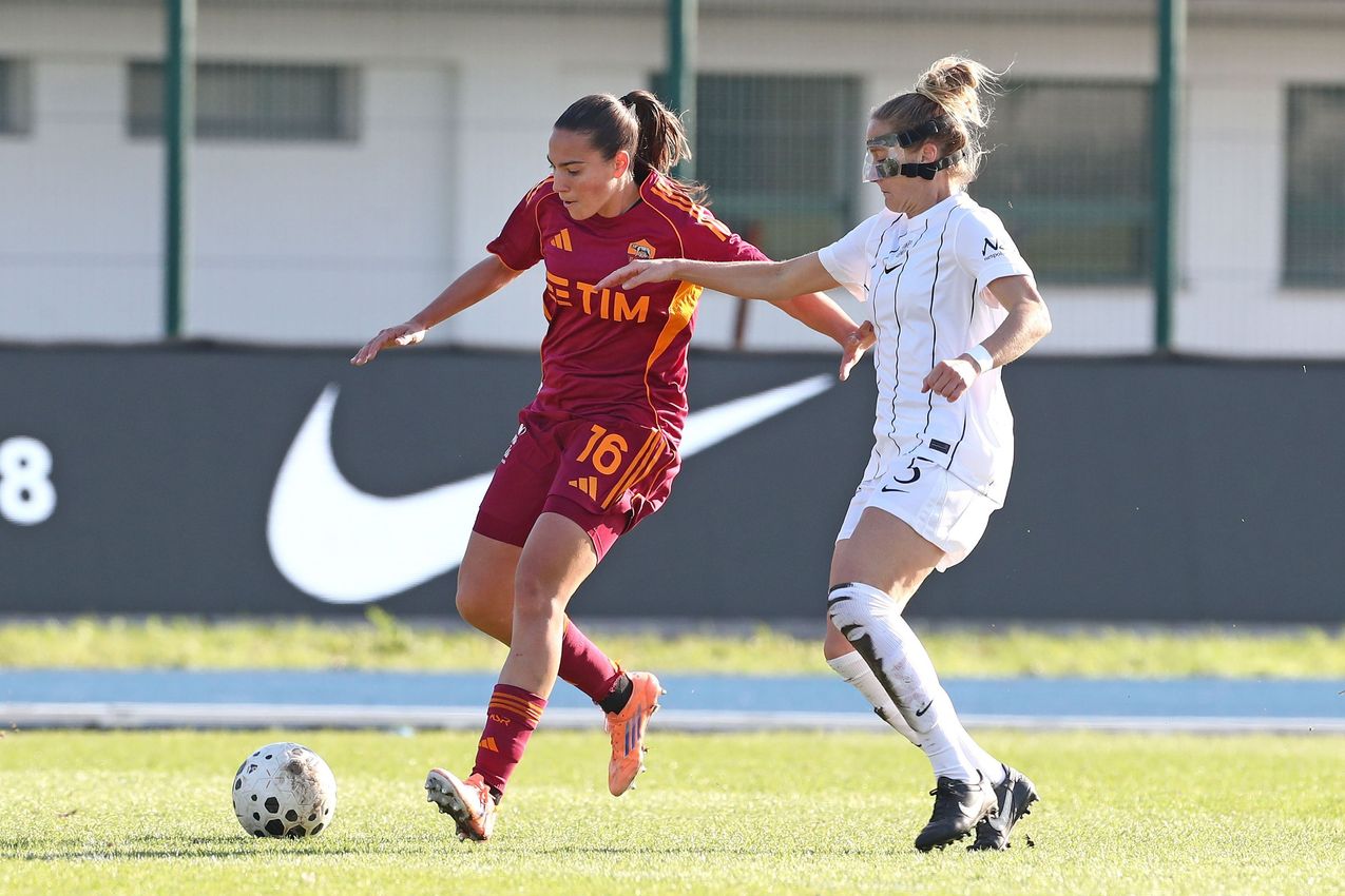 COMO, ITALY - NOVEMBER 23: Alice Corelli of AS Roma in action during the Women Serie A match between FC Como and AS Roma at Stadio Ferruccio on November 23, 2025 in Como, Italy. (Photo by AS Roma/AS Roma via Getty Images)