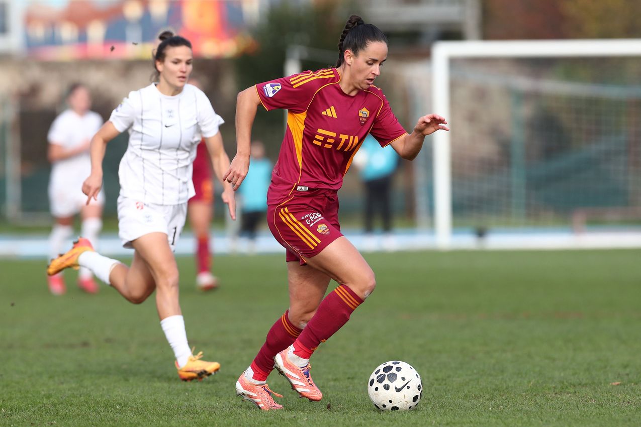 COMO, ITALY - NOVEMBER 23: Evelyne Viens of AS Roma in action during the Women Serie A match between FC Como and AS Roma at Stadio Ferruccio on November 23, 2025 in Como, Italy. (Photo by AS Roma/AS Roma via Getty Images)