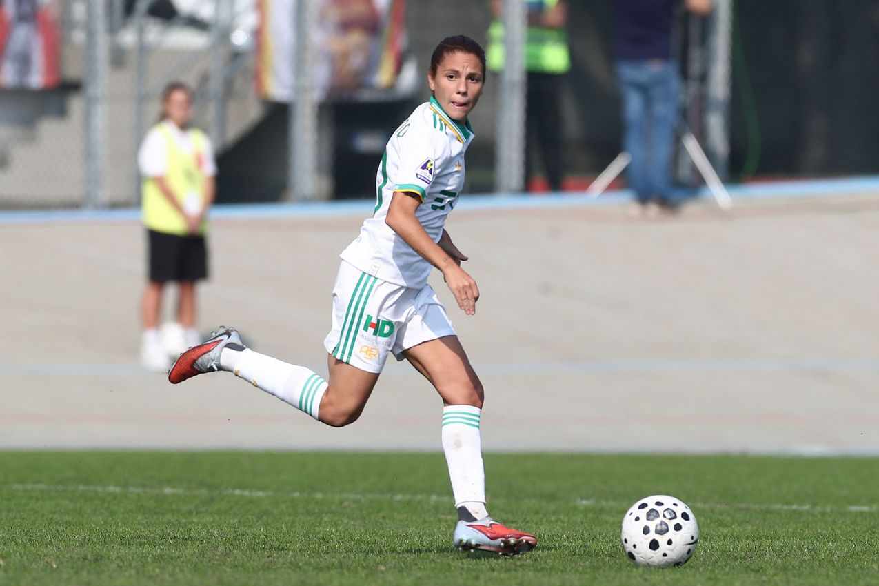 FIORENZUOLA D'ARDA, ITALY - OCTOBER 12:  Manuela Giugliano of AS Roma in action during Serie A Women match AC Milan and AS Roma at Velodromo Attilio Pavesi on October 12, 2025 in Fiorenzuola d'Arda, Italy. (Photo by AS Roma/AS Roma via Getty Images)