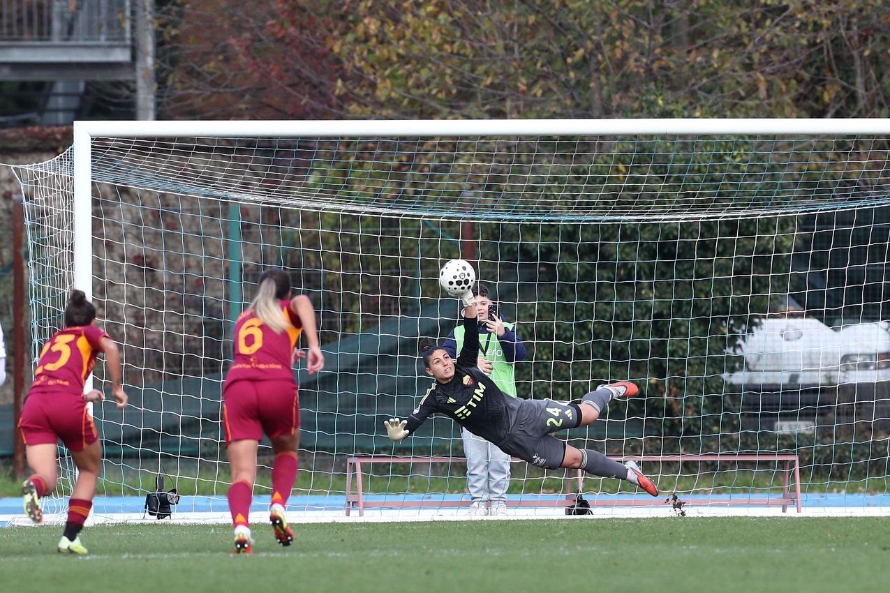 COMO, ITALY - NOVEMBER 23: Rachele Bald of AS Roma saves a penalty during the Women Serie A match between FC Como and AS Roma at Stadio Ferruccio on November 23, 2025 in Como, Italy. (Photo by AS Roma/AS Roma via Getty Images)