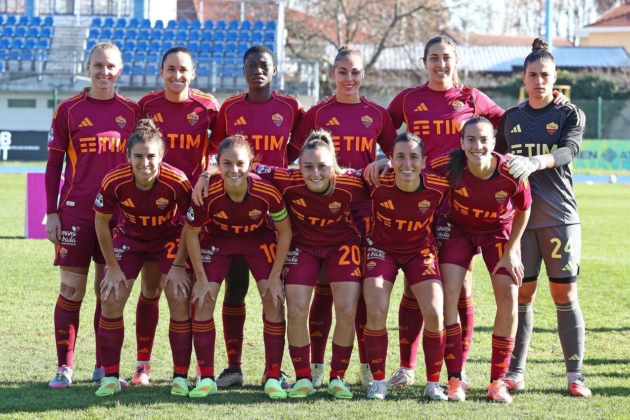 COMO, ITALY - NOVEMBER 23: AS Roma team line up before â the Women Serie A match between FC Como and AS Roma at Stadio Ferruccio on November 23, 2025 in Como, Italy. (Photo by AS Roma/AS Roma via Getty Images)