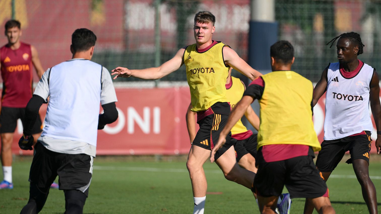 As Roma Gallery Image - Gallery: le immagini più belle del primo allenamento in giallorosso di Neil El Aynaoui ed Evan Ferguson 