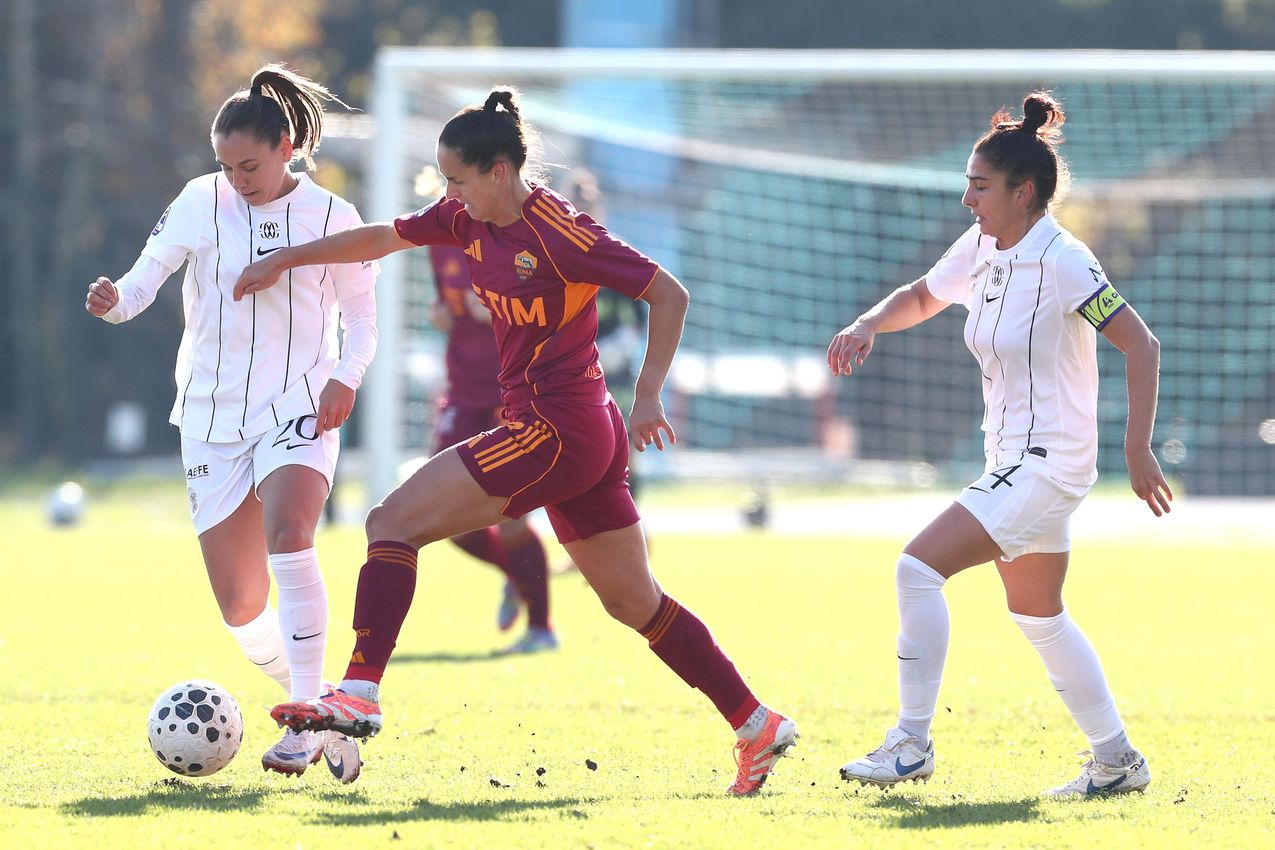 COMO, ITALY - NOVEMBER 23: Evelyne Viens of AS Roma in action during the Women Serie A match between FC Como and AS Roma at Stadio Ferruccio on November 23, 2025 in Como, Italy. (Photo by AS Roma/AS Roma via Getty Images)
