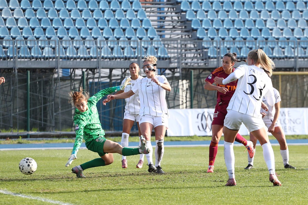 COMO, ITALY - NOVEMBER 23: Evelyne Viens of AS Roma scores the opening goal during the Women Serie A match between FC Como and AS Roma at Stadio Ferruccio on November 23, 2025 in Como, Italy. (Photo by AS Roma/AS Roma via Getty Images)
