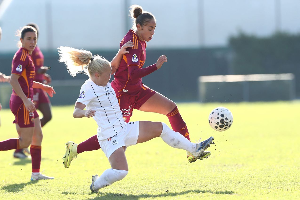 COMO, ITALY - NOVEMBER 23: Alayah Pilgrim of AS Romain action during the Women Serie A match between FC Como and AS Roma at Stadio Ferruccio on November 23, 2025 in Como, Italy. (Photo by AS Roma/AS Roma via Getty Images)