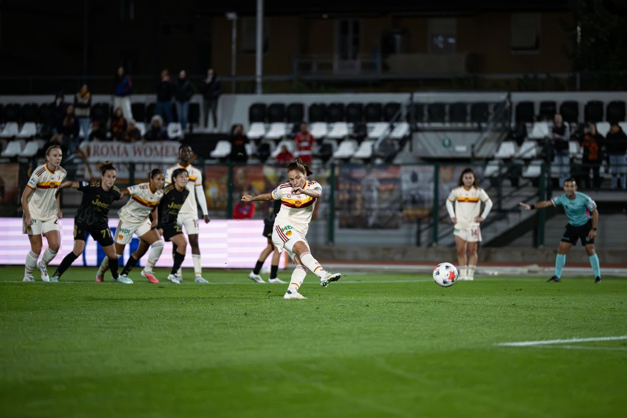 BIELLA, ITALY - OCTOBER 24: Manuela Giugliano Of AS Roma celebrates after scoring the fourth goal Women during the Serie A Women match between Juventus FC and AS Roma at tadio La Marmora-Pozzo on October 24, 2026 in Biella, Italy. (Photo by Diego Puletto - AS Roma/AS Roma via Getty Images)