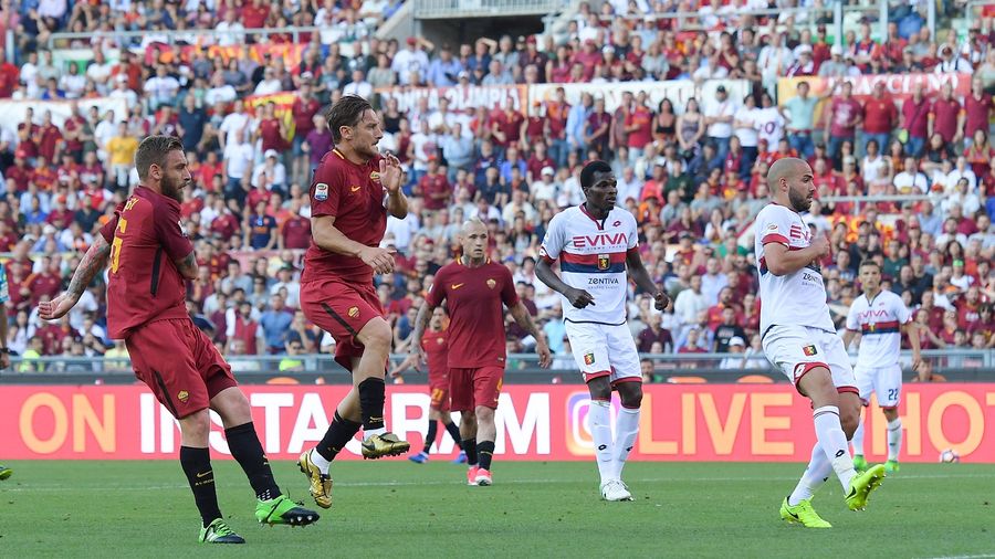 De Rossi e Totti durante l'ultima partita del 10, il 28 maggio 2017