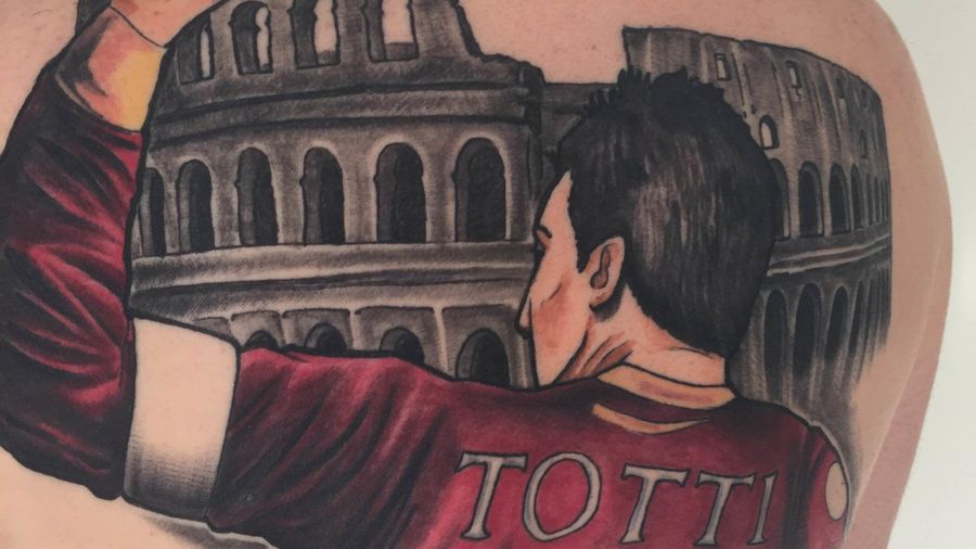 Il tributo a Totti di un tifoso con il suo tatuaggio