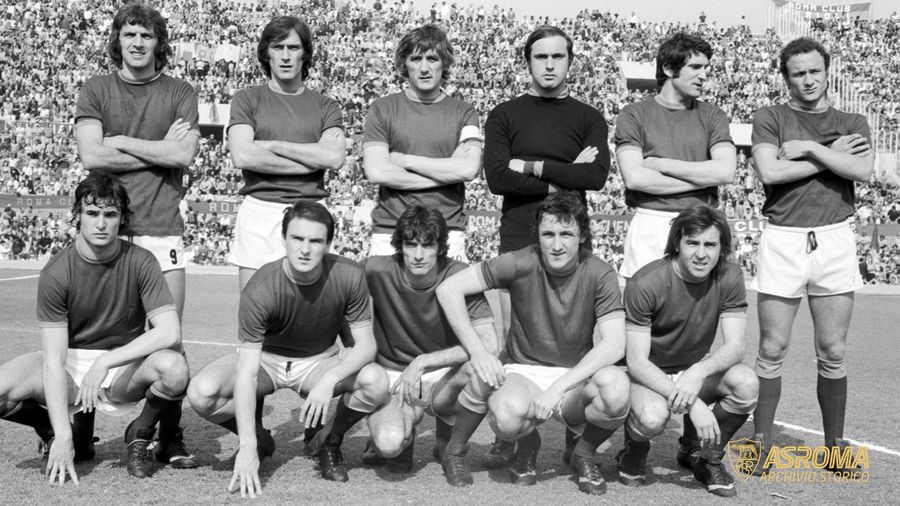 Ranieri, primo in basso da sinistra, nell'ultima partita giocata con la Roma, il 19 maggio 1974 contro il Cagliari (AS Roma/DuFoto)
