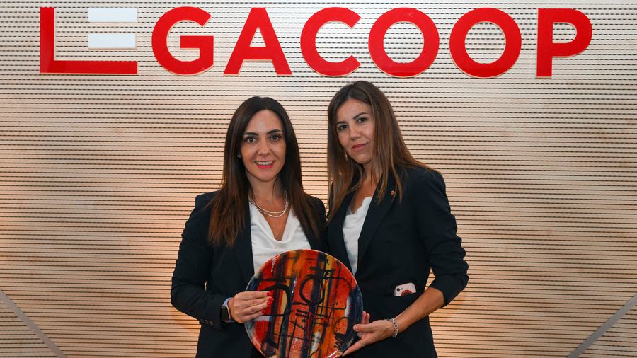 Sara Valentini and Tatiana Maggioli from the AS Roma Community Department with the prize received from the club.