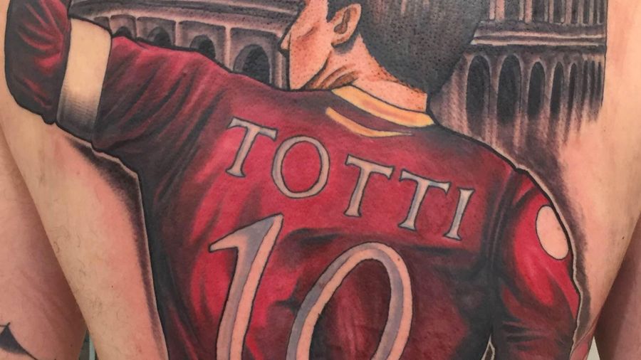 Il tributo a Totti di un tifoso con il suo tatuaggio