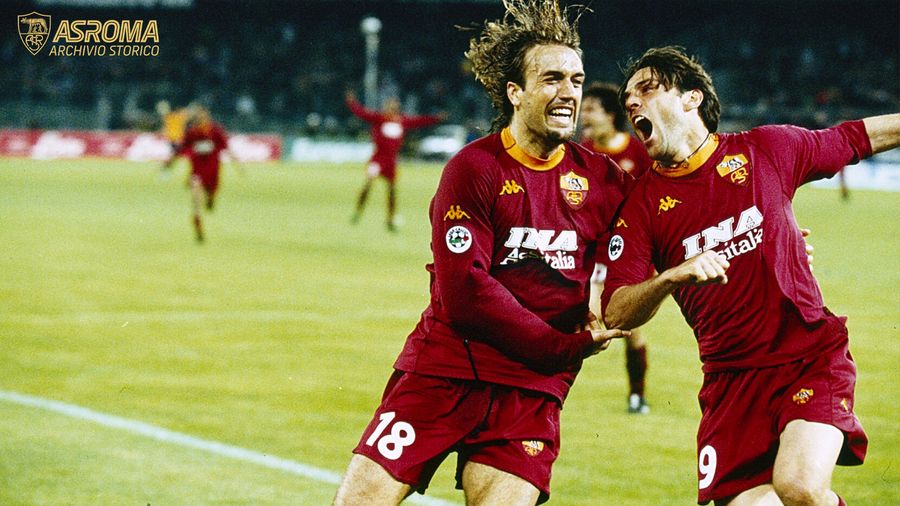 Batistuta e Montella esultano a Torino dopo il gol del 9 alla Juventus, una delle reti scudetto (AS Roma/Grazia Neri)