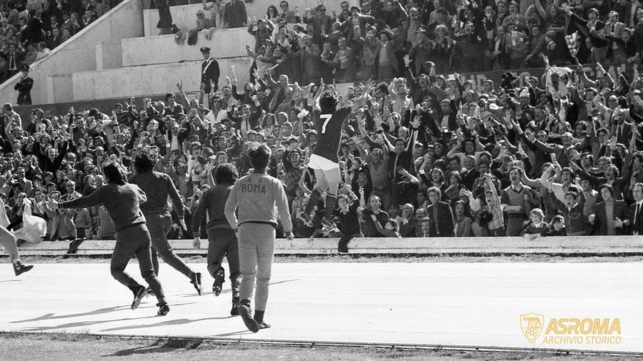 1977: Conti esulta con i romanisti dopo il gol al Derby (AS Roma/DuFoto)