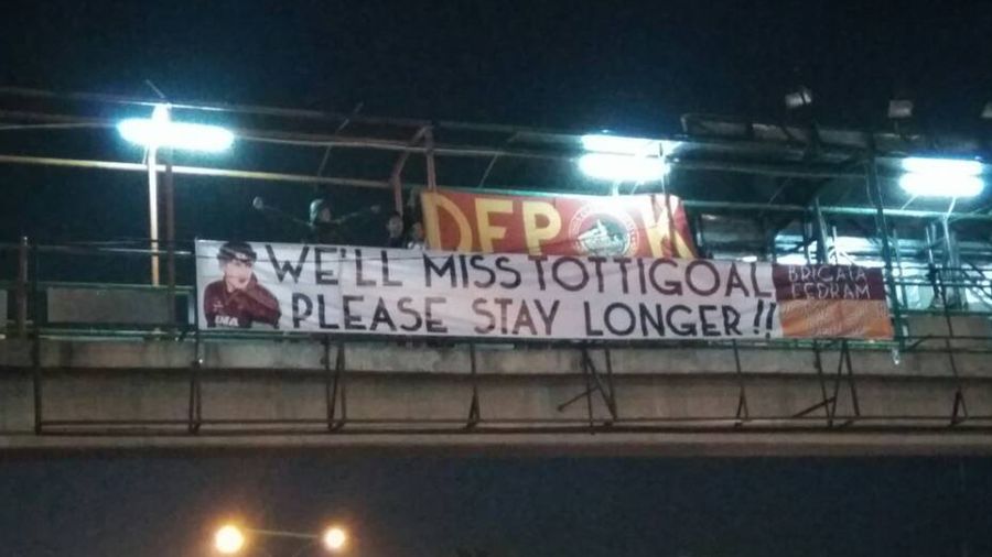 Fans in Indonesia hang giant Totti banner over bridge