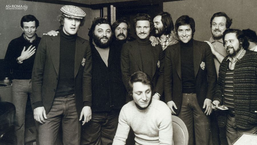 1974: Scalamogna (il terzo da sinistra) insieme ai giocatori della Roma negli studi della RCA per la registrazione delle seconde voci dell'inno "Roma (Non si discute, si ama)" AS Roma / Collezione De Sisti