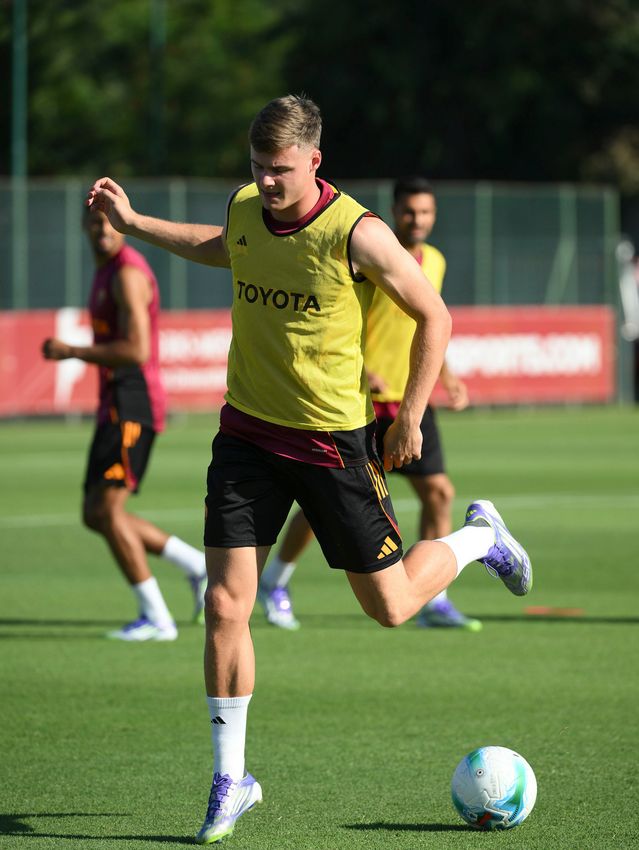 As Roma Gallery Image - Gallery: le immagini più belle del primo allenamento in giallorosso di Neil El Aynaoui ed Evan Ferguson 