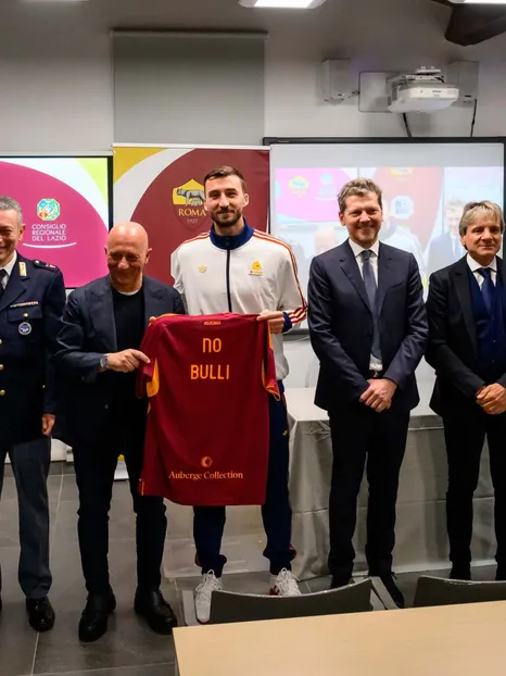 La campagna “No Bulli” arriva al Liceo Sportivo dell’AS Roma: lezione speciale con ACN e Polizia Postale