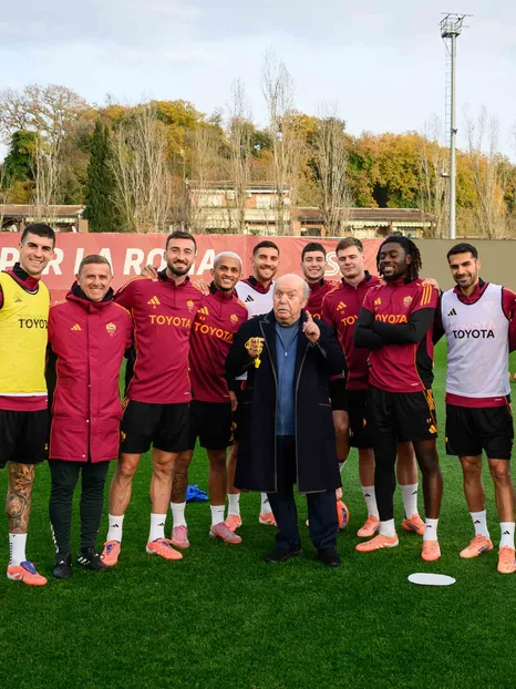 Lino Banfi ospite del Club a Trigoria: l’incontro con Gasperini e la squadra