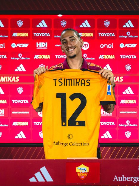  From touching down in Ciampino to his first day at Trigoria: here are the best pics of Kostas Tsimikas’ arrival! 