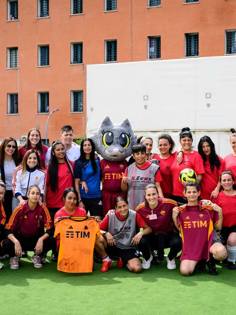 Mother's Day: players from AS Roma Women’s team meet inmates of the Rebibbia Women’s Correctional Facility