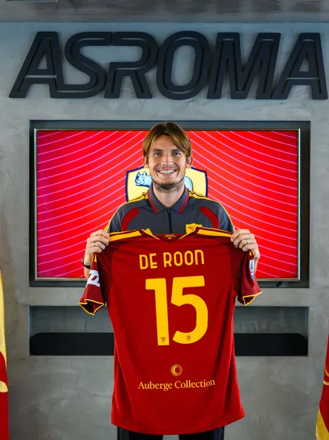  Marten De Roon signs for Roma 
