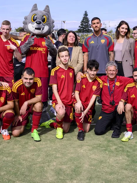 Pellegrini visits Rebibbia Correctional Facility with AS Roma Autistic Football Club